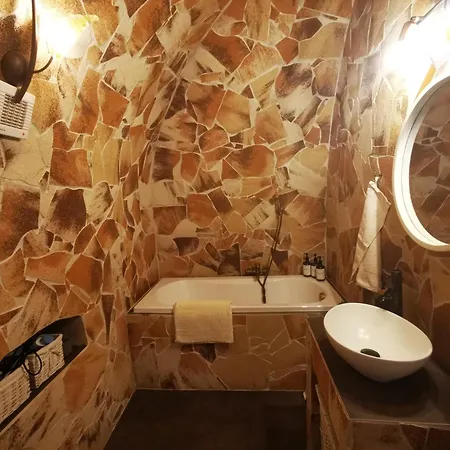 Апартаменты Oldtown Shelter With Free Private Parking